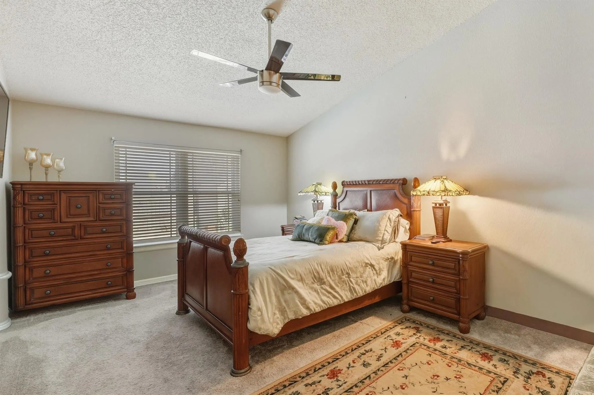 A bedroom with a ceiling fan in Post Malones childhood home in Texas