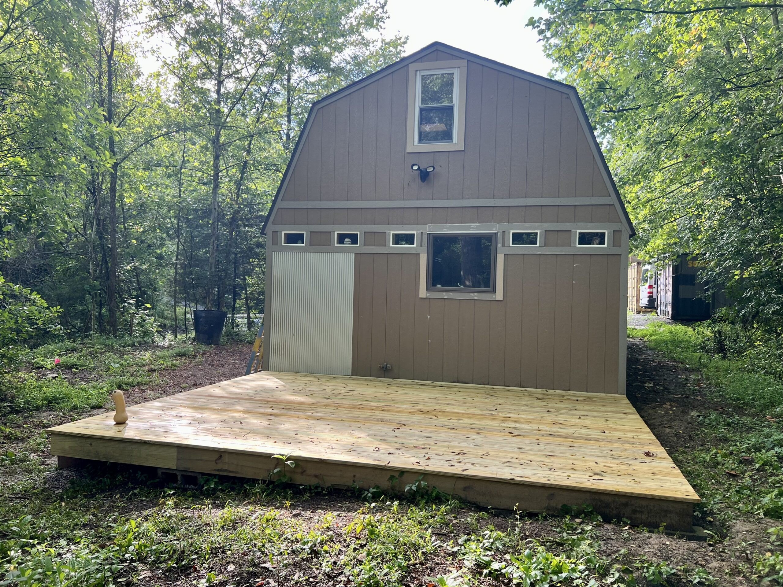 The backyard of this tiny home has a deck for entertaining. 