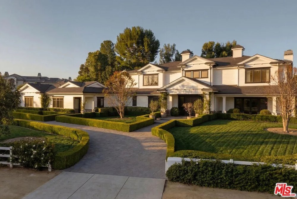 Front of a home in Hidden Hills California belonging to Kylie Jenner
