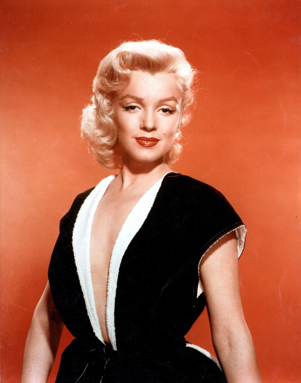 Portrait of Marilyn Monroe from 1951 with a red and orange background