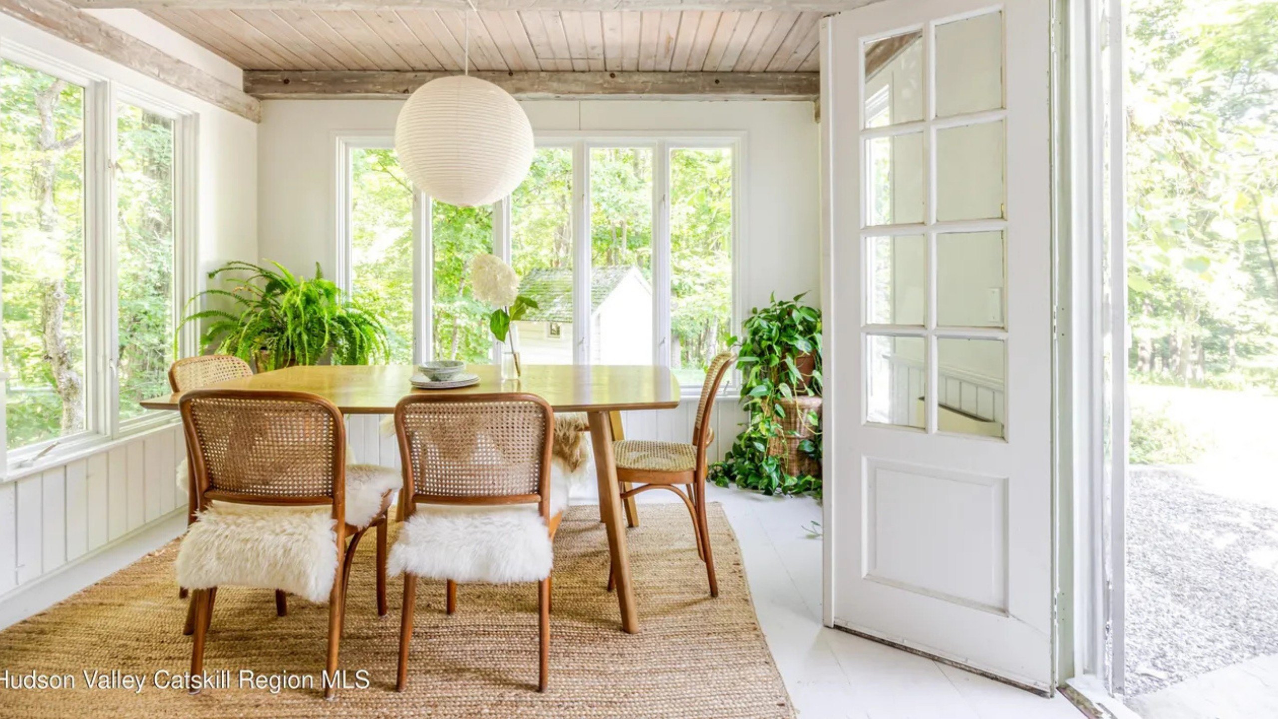 Dining room with timeless rattan chairs