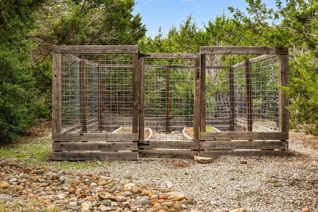 a home in Austin Texas that belongs to Tate Donovan