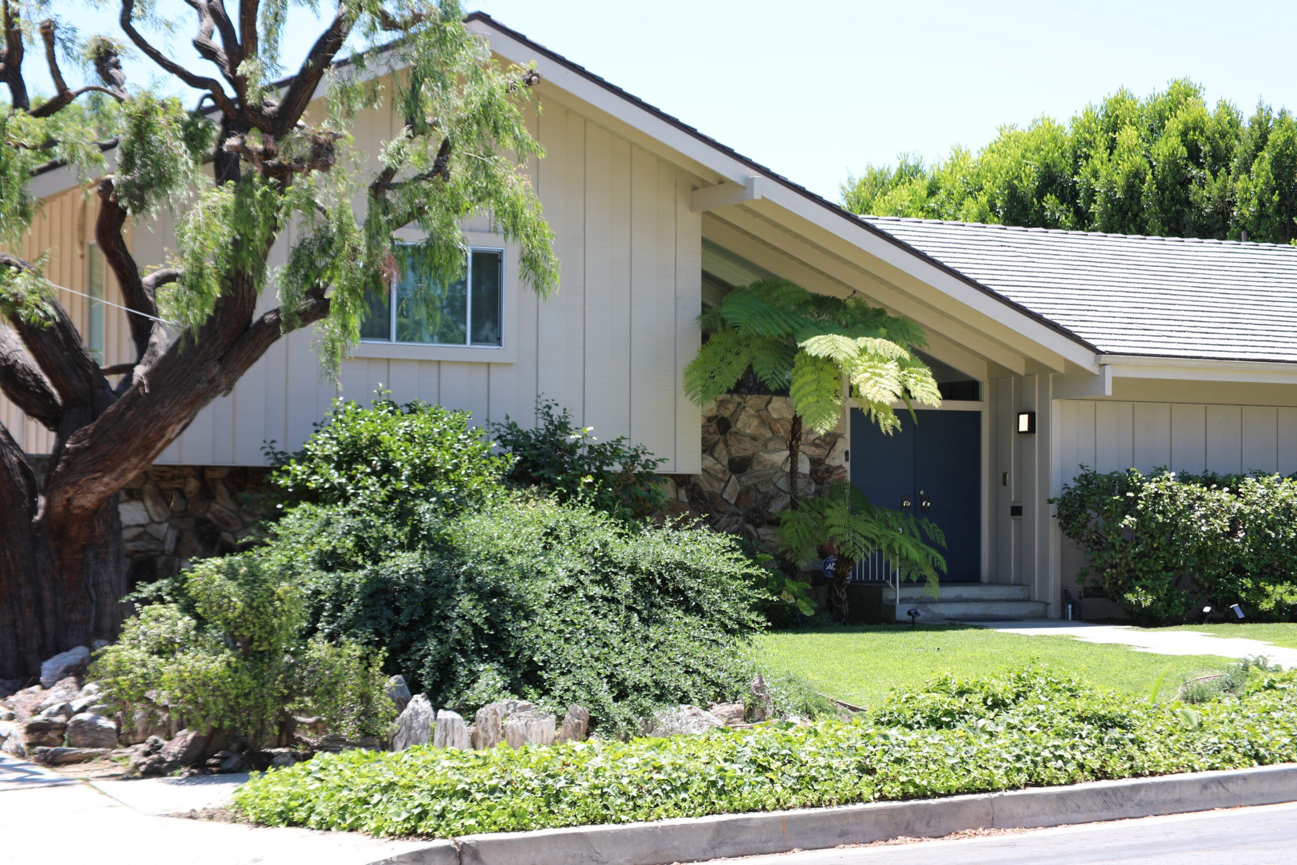 A closeup of the home used in The Brady Bunch