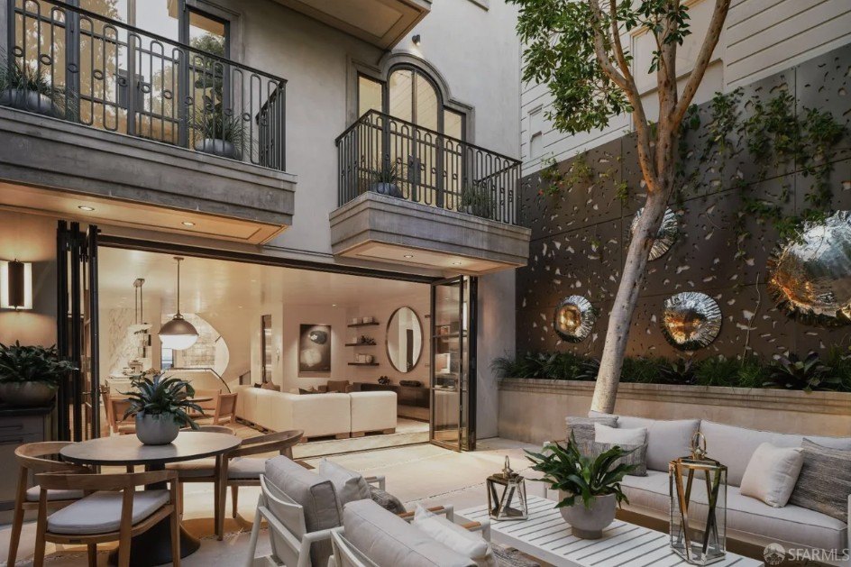 An enclosed furnished courtyard at a San Francisco mansion 