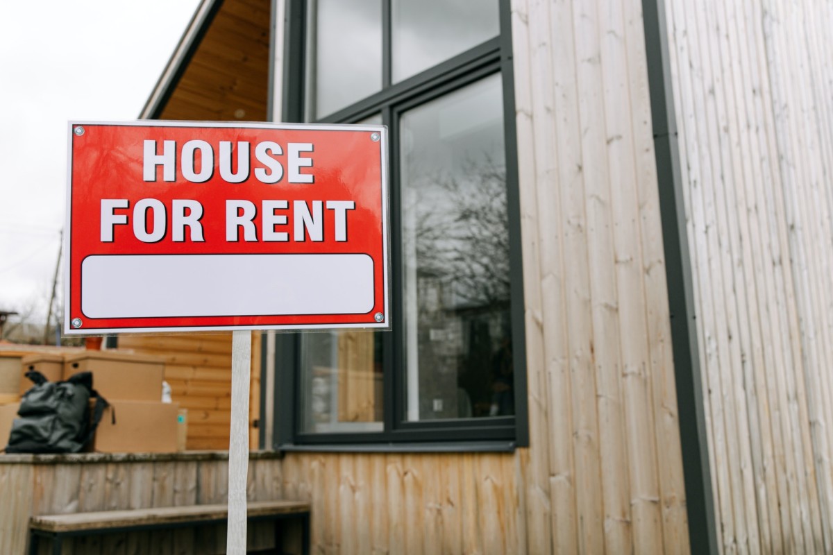 for rent sign in front of house