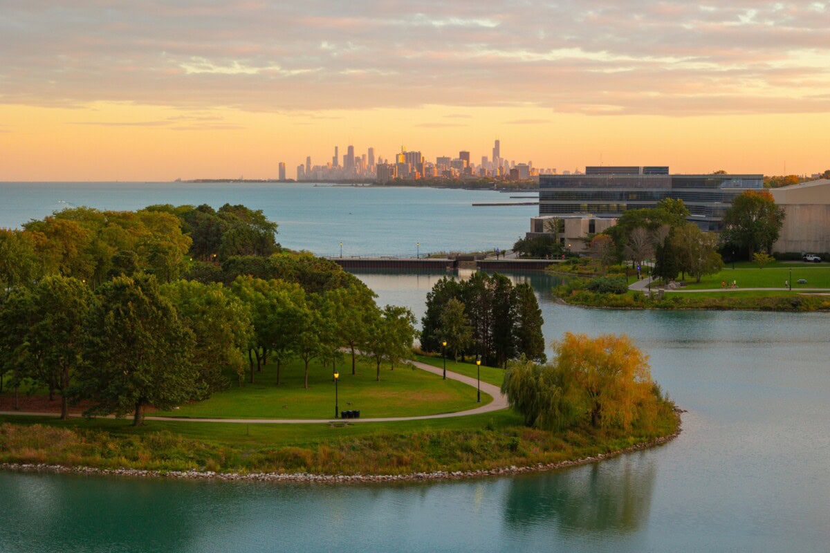 Evanston Park overview of Lake Michigan with a view of Chicago in the distance - Add this park to your evanston bucket list! 