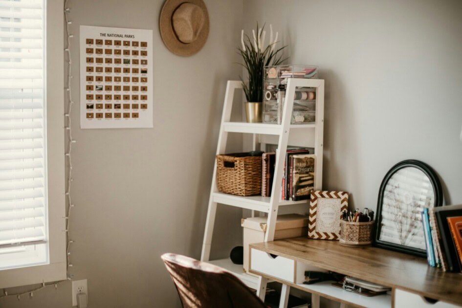 A vertical way method for saving space and using books as decorations