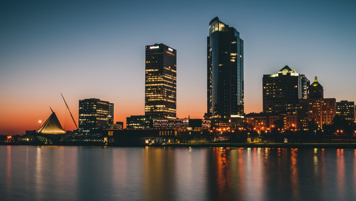 milwaukee wisconsin skyline at dusk