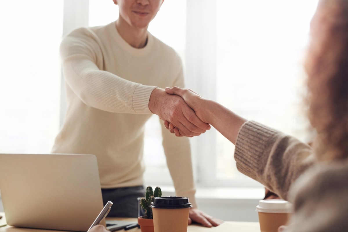 two people negotiating realtor fees