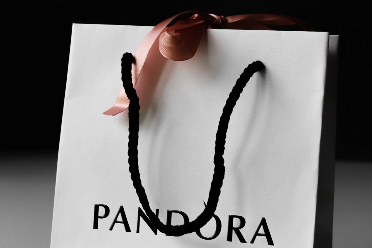 white pandora shopping bag