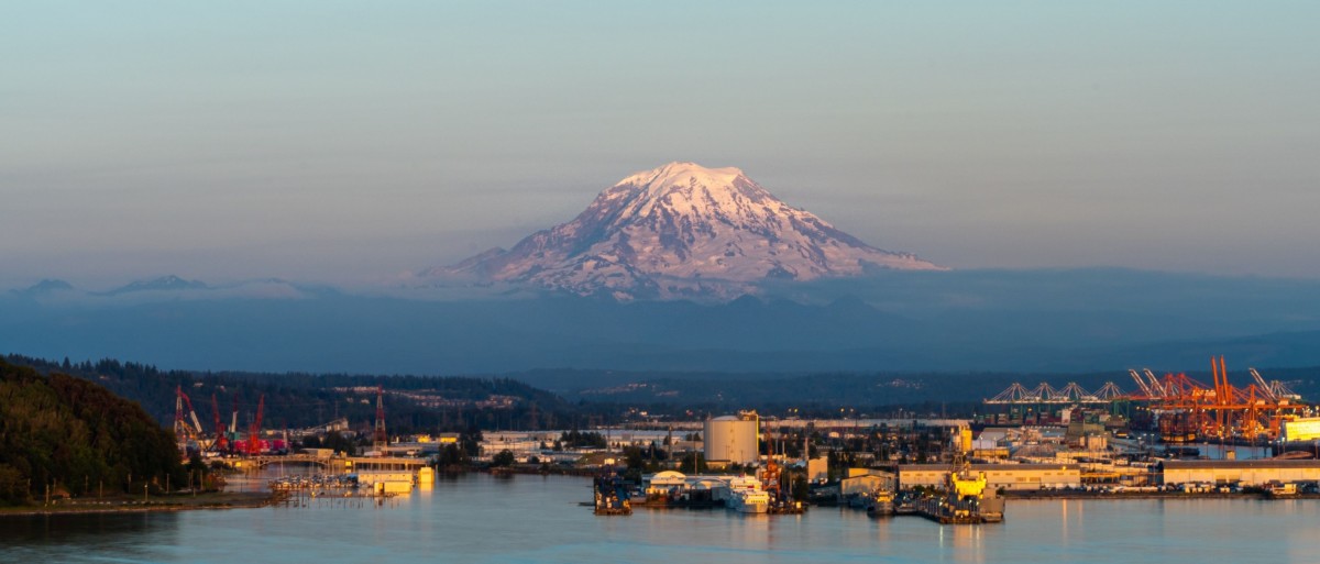 tacoma washington with mount rainier in the distance