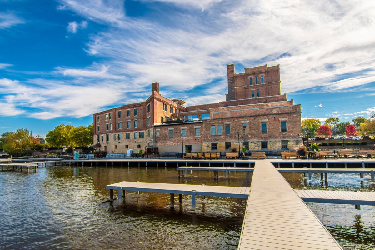 rockford illinois river view and building_shutterstock