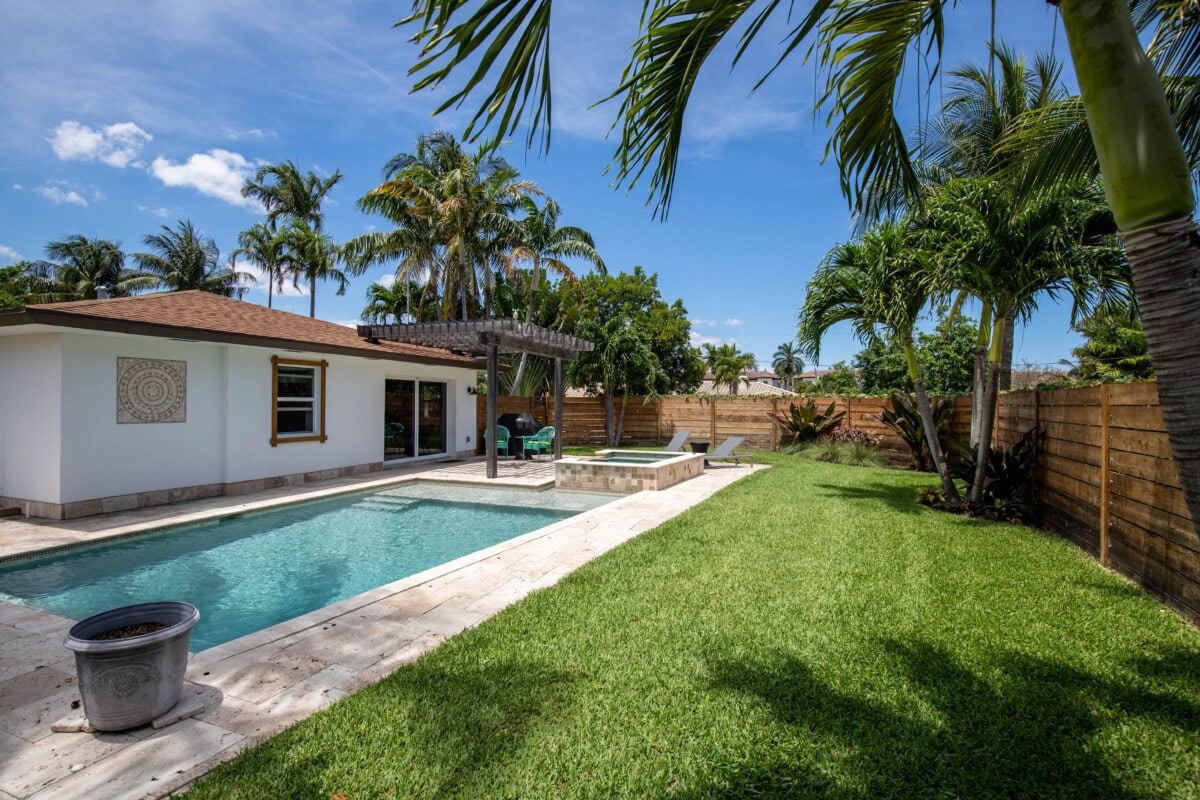 florida house with swimming pool in backyard