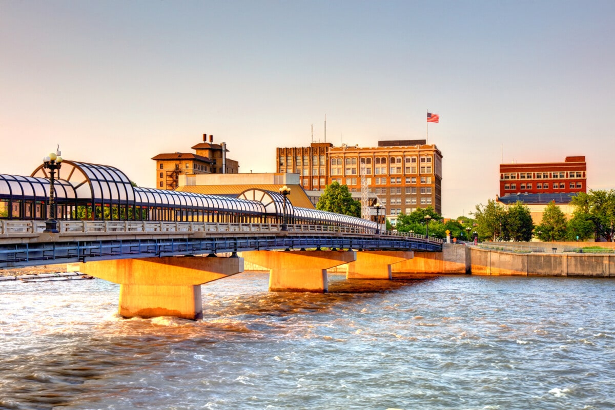 waterloo iowa bridge and building_Getty